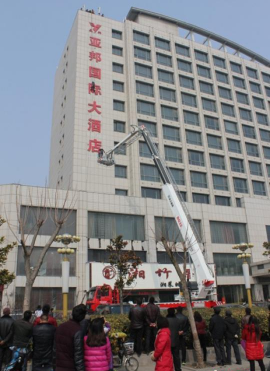 消防队员正在营救悬挂高空的男子.png