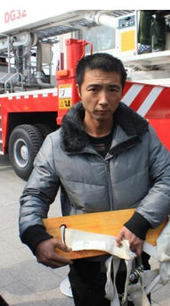 被困男子拿着已经断裂的高空作业板.png